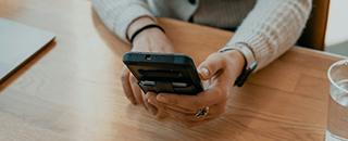 Un homme consulte son téléphone