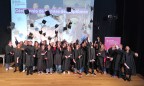 Les diplômés de masters jettent leur chapeau en l'air