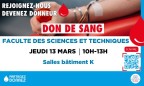4 jeunes étudiants discutent autour d'une collation