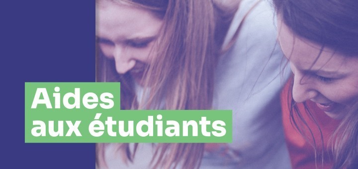Deux étudiantes qui sourient
