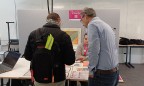 Un enseignant du département de géologie renseigne quelqu'un sur les licences