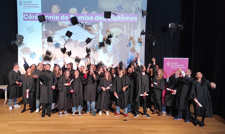 Les dipl&ocirc;m&eacute;s de masters jettent leur chapeau en l'air